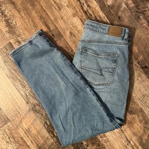 American Eagle Mom Jeans Light Wash Stretch